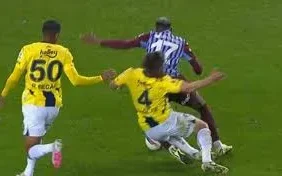 Fenerbahçe-Trabzonspor Derbisinde Tartışmalı İlk Yarı: Reha Kapsal’dan Hakemlere Sert Eleştiriler