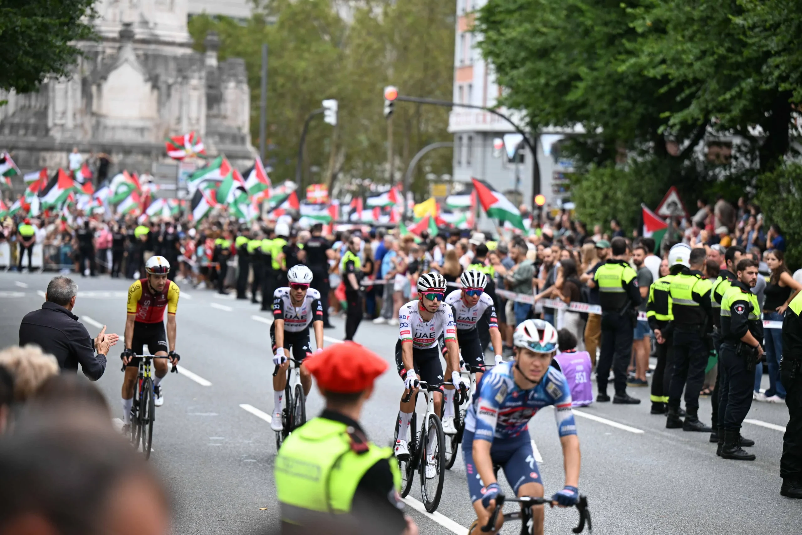 Vuelta a España 2024: Protestoların Gölgesinde Bir Zafer ve Bisiklet Dünyasındaki Sarsıntılar
